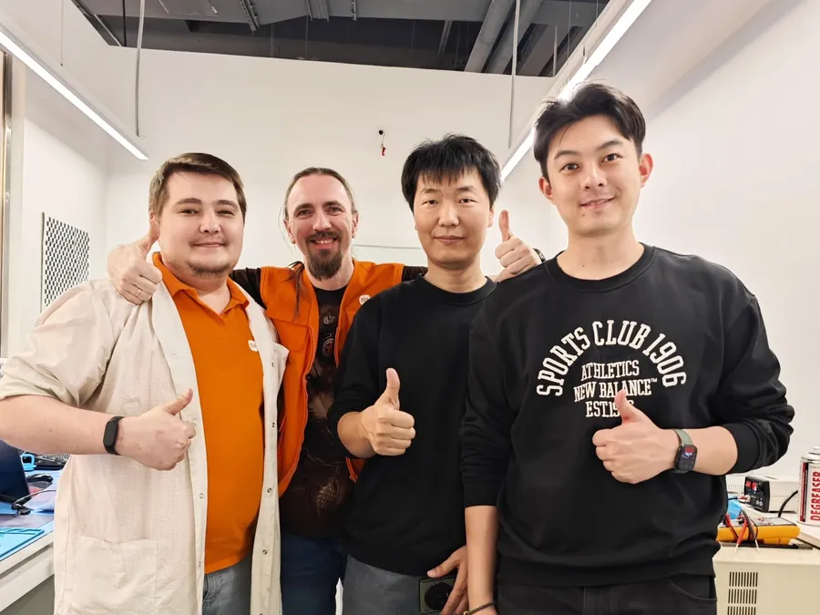Сергей Можаров и коллеги Xiaomi в сервисной лаборатории