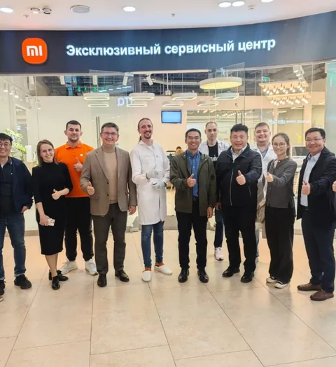 Команда у эксклюзивного сервисного центра Xiaomi