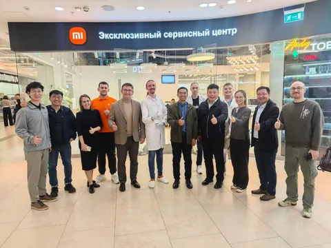 Международная команда у эксклюзивного сервисного центра Xiaomi